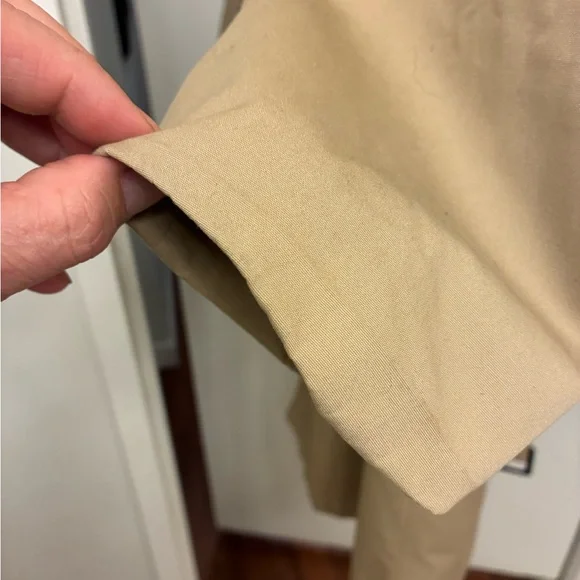 Classic Tan Trench Coat. No smoking. A very warm coat. No flaws - Picture 4 of 11